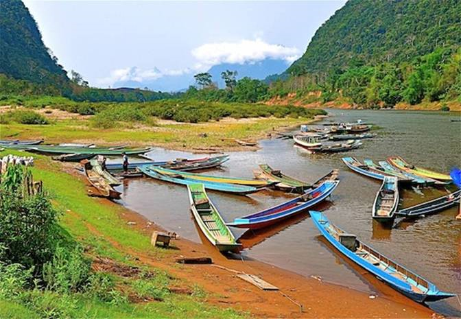 Muang Ngol Boats on the Nam Ou River.jpg